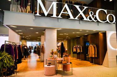 Milan, İtalya - 24 Eylül 2017: Max Mara mağaza Milano'da. Fas