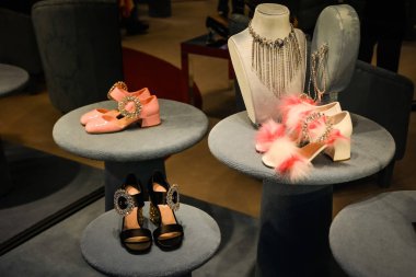 Milan, İtalya - 24 Eylül 2017: Miu Miu mağaza Milano'da. Miu Miu hafta alışveriş moda