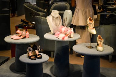 Milan, İtalya - 24 Eylül 2017: Miu Miu mağaza Milano'da. Miu Miu hafta alışveriş moda