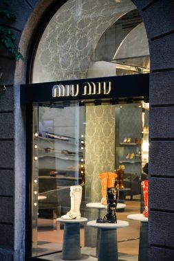 Milan, İtalya - 24 Eylül 2017: Miu Miu mağaza Milano'da. Miu Miu hafta alışveriş moda