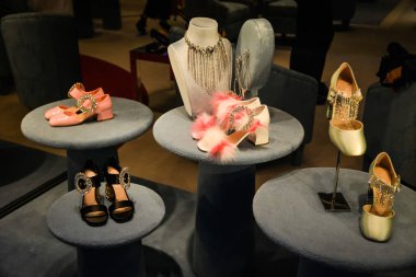Milan, İtalya - 24 Eylül 2017: Miu Miu mağaza Milano'da. Miu Miu hafta alışveriş moda
