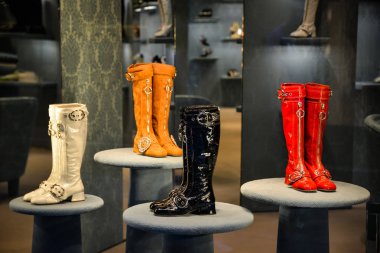 Milan, İtalya - 24 Eylül 2017: Miu Miu mağaza Milano'da. Miu Miu hafta alışveriş moda