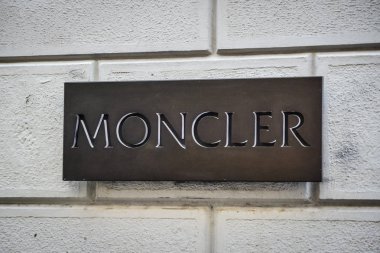 Milan, İtalya - 24 Eylül 2017: Moncler mağaza Milano'da. Moncler hafta alışveriş moda
