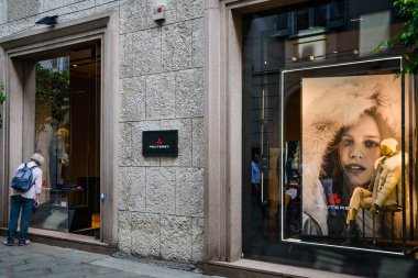Milan, İtalya - 24 Eylül 2017: Peuterey mağaza Milano'da. Fas
