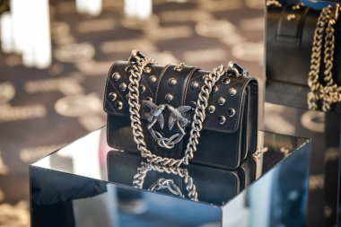 Milan, İtalya - 24 Eylül 2017: Solcu mağaza Milano'da. Fashio