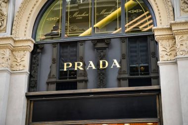 Milan, İtalya - 24 Eylül 2017: Prada mağaza Milano'da. Hafta Prada alışveriş moda