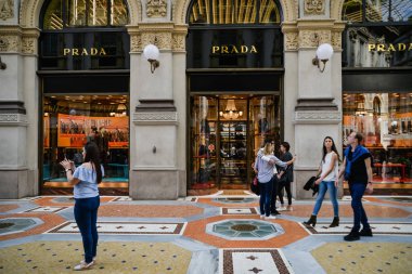 Milan, İtalya - 24 Eylül 2017: Prada mağaza Milano'da. Hafta Prada alışveriş moda
