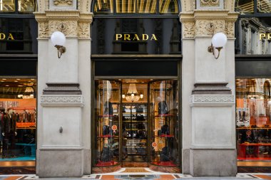 Milan, İtalya - 24 Eylül 2017: Prada mağaza Milano'da. Hafta Prada alışveriş moda