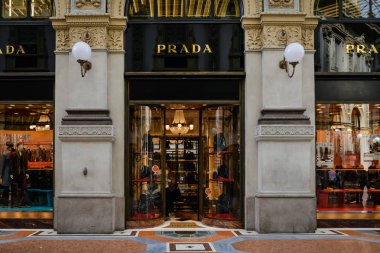 Milan, İtalya - 24 Eylül 2017: Prada mağaza Milano'da. Hafta Prada alışveriş moda