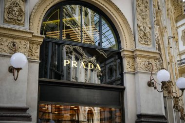 Milan, İtalya - 24 Eylül 2017: Prada mağaza Milano'da. Hafta Prada alışveriş moda