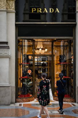 Milan, İtalya - 24 Eylül 2017: Prada mağaza Milano'da. Hafta Prada alışveriş moda