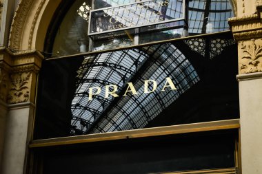 Milan, İtalya - 24 Eylül 2017: Prada mağaza Milano'da. Hafta Prada alışveriş moda