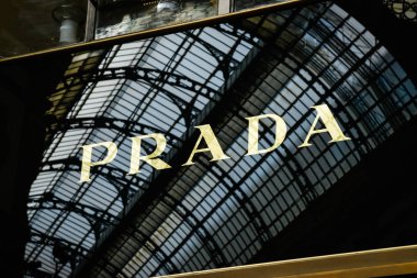 Milan, İtalya - 24 Eylül 2017: Prada mağaza Milano'da. Hafta Prada alışveriş moda