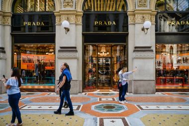 Milan, İtalya - 24 Eylül 2017: Prada mağaza Milano'da. Hafta Prada alışveriş moda