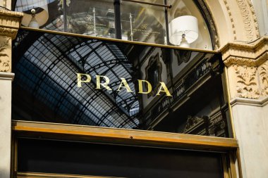 Milan, İtalya - 24 Eylül 2017: Prada mağaza Milano'da. Hafta Prada alışveriş moda