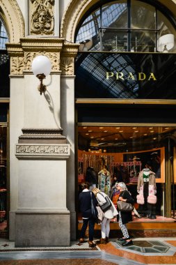Milan, İtalya - 24 Eylül 2017: Prada mağaza Milano'da. Hafta Prada alışveriş moda