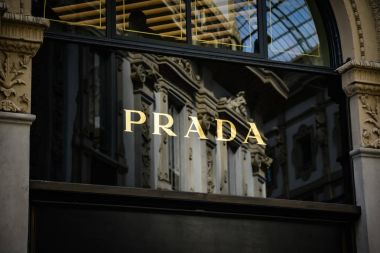 Milan, İtalya - 24 Eylül 2017: Prada mağaza Milano'da. Hafta Prada alışveriş moda