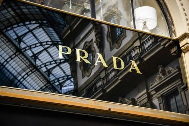 Milan, İtalya - 24 Eylül 2017: Prada mağaza Milano'da. Hafta Prada alışveriş moda