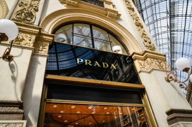 Milan, İtalya - 24 Eylül 2017: Prada mağaza Milano'da. Hafta Prada alışveriş moda