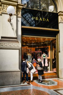 Milan, İtalya - 24 Eylül 2017: Prada mağaza Milano'da. Hafta Prada alışveriş moda