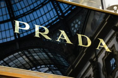 Milan, İtalya - 24 Eylül 2017: Prada mağaza Milano'da. Hafta Prada alışveriş moda