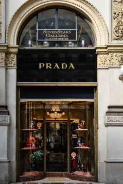 Milan, İtalya - 24 Eylül 2017: Prada mağaza Milano'da. Hafta Prada alışveriş moda