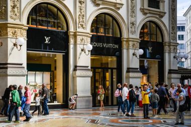 Milan, İtalya - 24 Eylül 2017: Prada mağaza Milano'da. Hafta Prada alışveriş moda