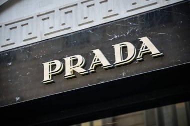 Milan, İtalya - 24 Eylül 2017: Prada mağaza Milano'da. Hafta Prada alışveriş moda