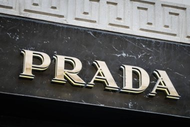 Milan, İtalya - 24 Eylül 2017: Prada mağaza Milano'da. Hafta Prada alışveriş moda