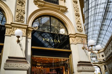 Milan, İtalya - 24 Eylül 2017: Prada mağaza Milano'da. Hafta Prada alışveriş moda