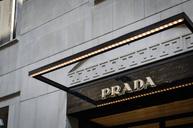 Milan, İtalya - 24 Eylül 2017: Prada mağaza Milano'da. Hafta Prada alışveriş moda