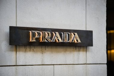 Milan, İtalya - 24 Eylül 2017: Prada mağaza Milano'da. Hafta Prada alışveriş moda