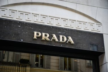 Milan, İtalya - 24 Eylül 2017: Prada mağaza Milano'da. Hafta Prada alışveriş moda