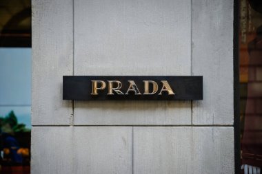 Milan, İtalya - 24 Eylül 2017: Prada mağaza Milano'da. Hafta Prada alışveriş moda