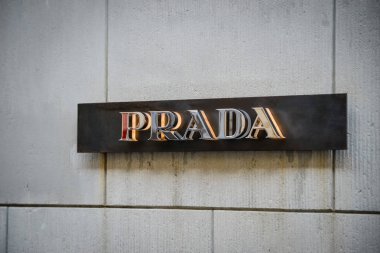 Milan, İtalya - 24 Eylül 2017: Prada mağaza Milano'da. Hafta Prada alışveriş moda