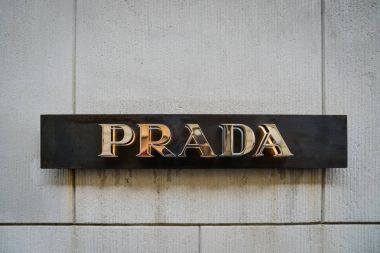 Milan, İtalya - 24 Eylül 2017: Prada mağaza Milano'da. Hafta Prada alışveriş moda