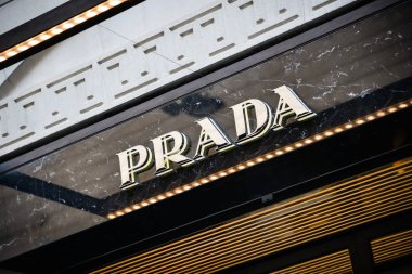 Milan, İtalya - 24 Eylül 2017: Prada mağaza Milano'da. Hafta Prada alışveriş moda