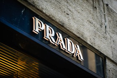 Milan, İtalya - 24 Eylül 2017: Prada mağaza Milano'da. Hafta Prada alışveriş moda