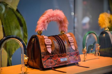 Milan, İtalya - 24 Eylül 2017: Prada mağaza Milano'da. Hafta Prada alışveriş moda