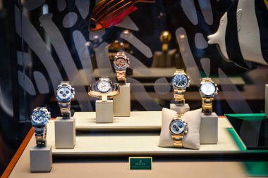 Milan, İtalya - 24 Eylül 2017: Rolex mağaza Milano'da. Fashio