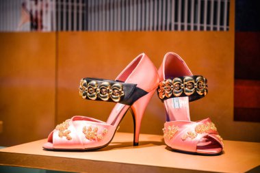 Milan, İtalya - 24 Eylül 2017: Prada mağaza Milano'da. Hafta Prada alışveriş moda