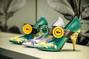Milan, İtalya - 24 Eylül 2017: Prada mağaza Milano'da. Hafta Prada alışveriş moda