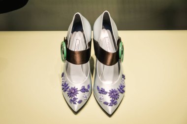 Milan, İtalya - 24 Eylül 2017: Prada mağaza Milano'da. Hafta Prada alışveriş moda