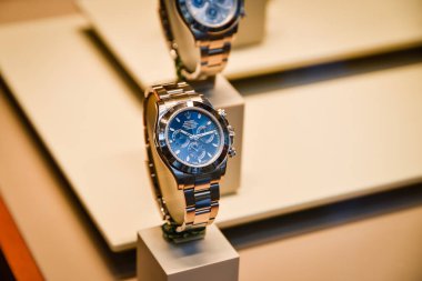 Milan, İtalya - 24 Eylül 2017: Rolex mağaza Milano'da. Fashio