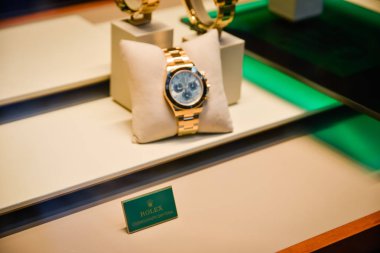Milan, İtalya - 24 Eylül 2017: Rolex mağaza Milano'da. Fashio
