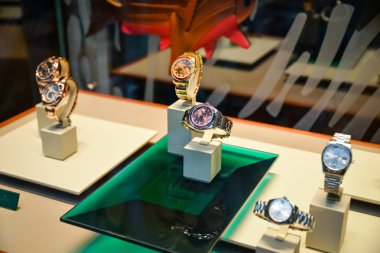 Milan, İtalya - 24 Eylül 2017: Rolex mağaza Milano'da. Fashio