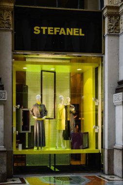 Milan, İtalya - 24 Eylül 2017: Stefanel mağaza Milano'da. Fas