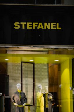 Milan, İtalya - 24 Eylül 2017: Stefanel mağaza Milano'da. Fas