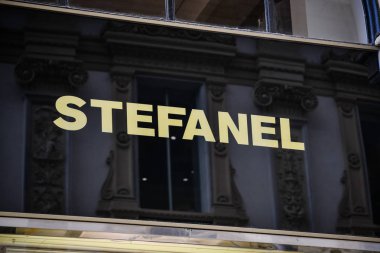 Milan, İtalya - 24 Eylül 2017: Stefanel mağaza Milano'da. Fas