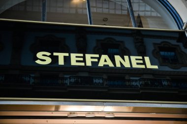 Milan, İtalya - 24 Eylül 2017: Stefanel mağaza Milano'da. Fas